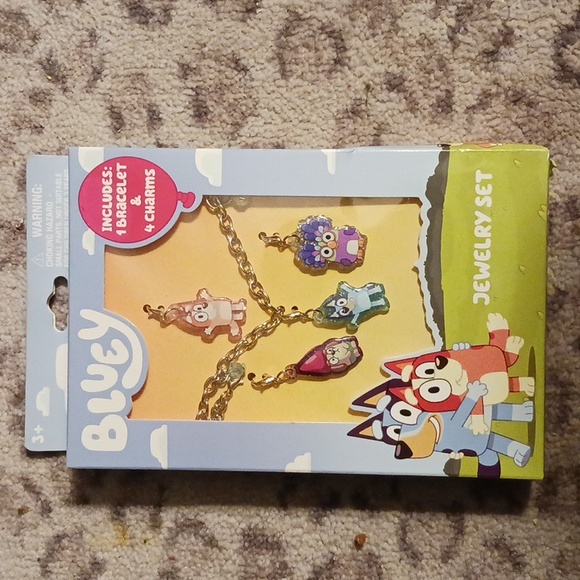 BLUEY JEWELRY SET 1 BRACELET AND 4 CHARMS - Picture 1 of 3